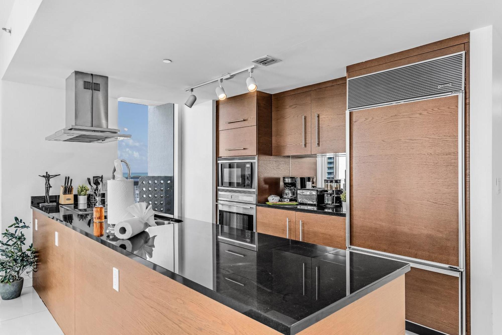 Luxurious Condo At Icon With Views 마이애미 외부 사진