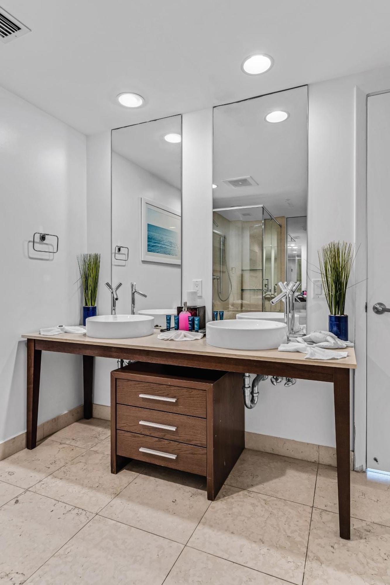 Luxurious Condo At Icon With Views 마이애미 외부 사진