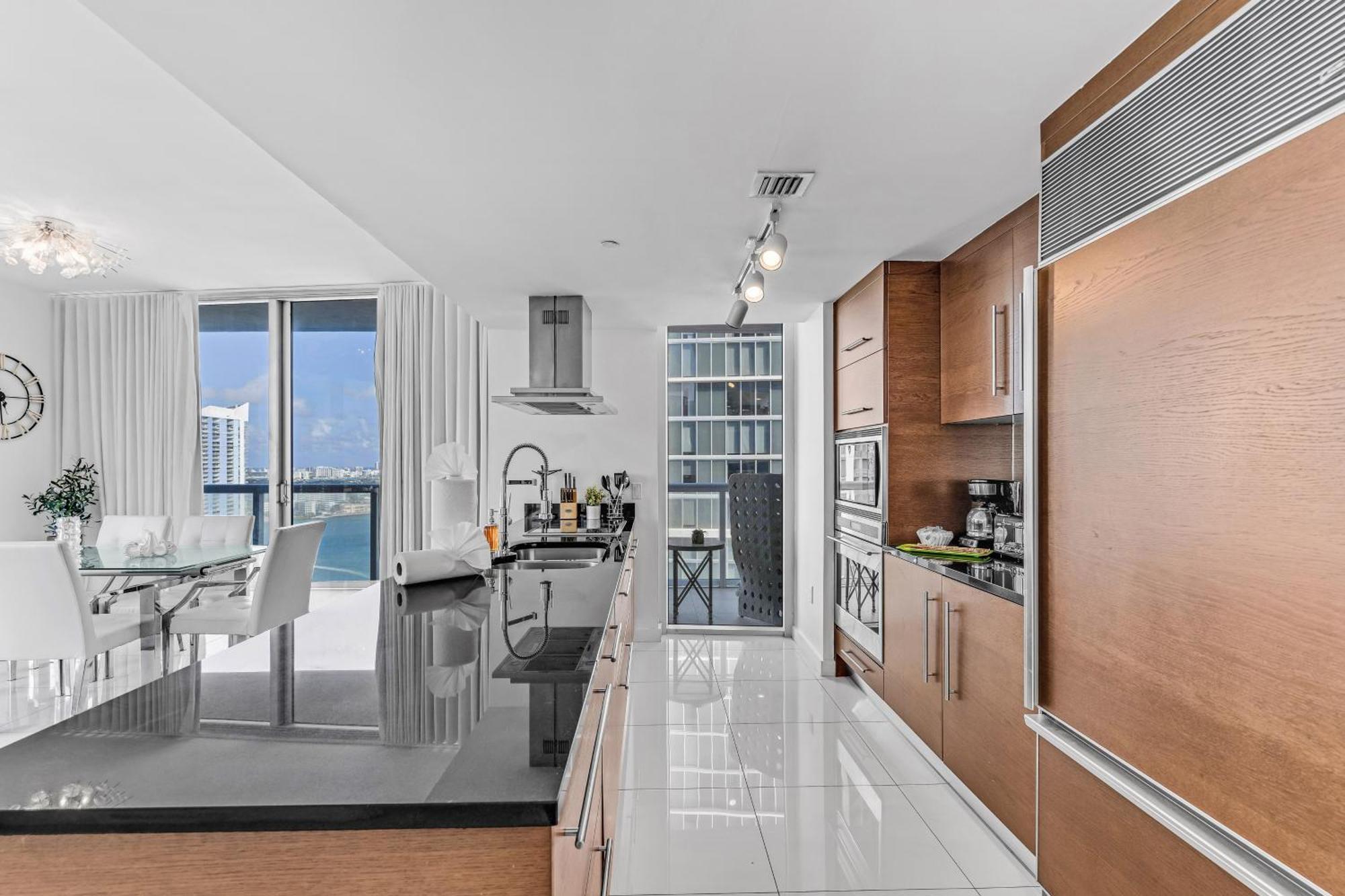 Luxurious Condo At Icon With Views 마이애미 외부 사진